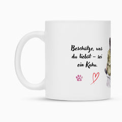 Klassische Keramiktasse "Kahu" in Matt-weiß mit Beschriftung und Design.