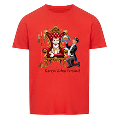 Unisex Shirt "Katzen haben Personal" with classic fit and cat design on red fabric.