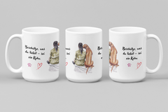 Mattweiße klassische Keramiktasse mit Motiv eines Menschen und Hund, Text "Beschütze, was du liebst – sei ein Kahu."